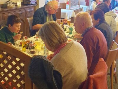 Teilnehmer in der Gaststätte beim Grünkohlessen.