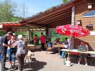 Impressionen vom 1. Maifest an der SGV-Hütte mit Gästen und SGVlern beim Biermarkenverkauf, Grillstand, Kuchenstand und Getränkestand