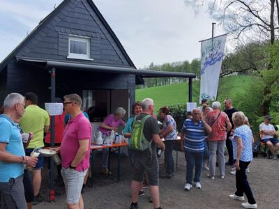 Impressionen vom 1. Maifest an der SGV-Hütte mit Gästen und SGVlern beim Biermarkenverkauf, Grillstand, Kuchenstand und Getränkestand