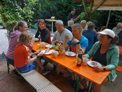 Besucher der SGV-Hütte sitzen an einem Tisch bei Kaffee und Kuchen.