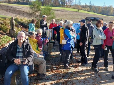 Die Wandergruppe nahe Feldmannshof bei einer Pause. Es gibt heißen Tee.