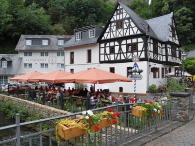 Blick auf den Landgasthof "Zur Burg" in Grenzau