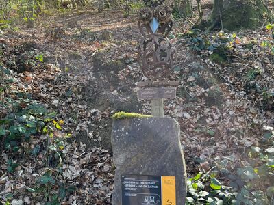 Die Wandergruppe trifft wieder auf den Bergischen Weg.