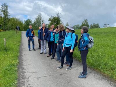 Die Wandergruppe schaut in die Ferne.