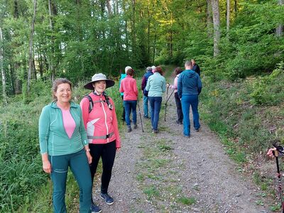 Wanderer auf einem Waldweg Richtung der Ortschaft Essinghausen.