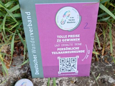 Papiertütchen mit einer Wildblumensaatmischung.