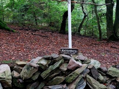 Am Kehlenberg mit Gipfelkreuz (Metallstock mit quer montiertem Ast)