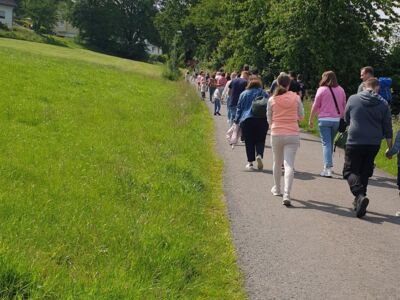 Schulkinder und Betreuer auf dem Weg zur SGV-Hütte