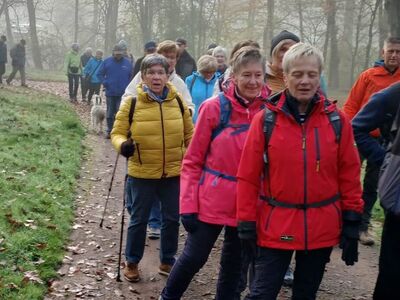 Wanderer auf dem Weg im Stadtpark Drolshagen-