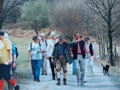 Auf dem Foto ist einer Wandergruppe zu sehen.